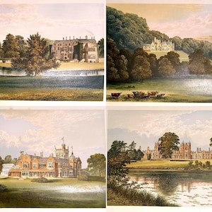 Op de afbeelding: Een verzameling van vier landschapsafdrukken met gedetailleerde illustraties van grote landgoederen en herenhuizen. Elke scène toont architecturale structuren omringd door groene bomen, uitgestrekte gazons, waterpartijen en grazend vee.
