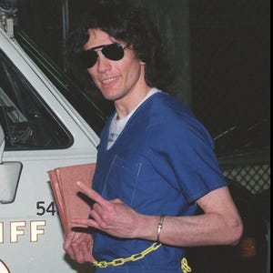 Fotografía a color de Richard Ramirez de 8x10 — Crímenes reales, coleccionable histórico — Impresión del juicio de Night Stalker en soporte acrílico + fotos de archivo adicionales