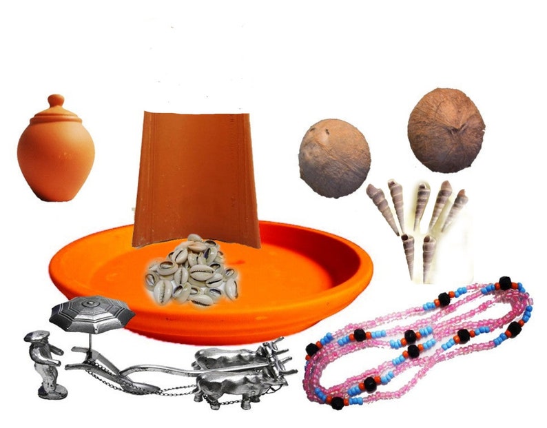 Peut inclure: Un ensemble d'objets utilis&eacute;s dans une c&eacute;r&eacute;monie hindoue traditionnelle. Les objets comprennent un pot en terre cuite, une assiette avec des coquillages, deux noix de coco, un collier de perles, un petit pot en terre cuite et une charrette miniature tir&eacute;e par des b&oelig;ufs.
