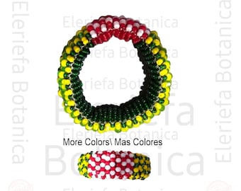 Puede incluir: Un brazalete de cuentas verdes, amarillas y rojas con el texto "More Colors/Mas Colores" impreso debajo. El brazalete está hecho de pequeñas cuentas redondas y está diseñado para usarse en la muñeca.