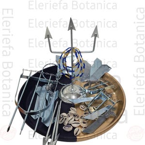 Op de afbeelding: Een verzameling religieuze items, waaronder een metalen drietand, een kralenketting en diverse metalen gereedschappen, gerangschikt op een goudkleurige schaal. De schaal staat op een zwart oppervlak, met witte schelpen en andere objecten.