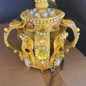 Corona de Oshun Krone von Oahun, mit Werkzeugen auf Krone, con herramientas en la Corona ade