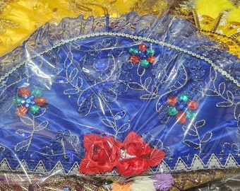 Peut inclure: Un éventail en tissu bleu avec une bordure argentée et des roses rouges. L'éventail est décoré de paillettes argentées et de bijoux colorés.