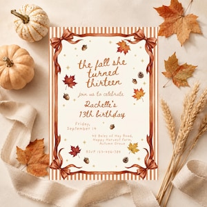 Puede incluir: Una tarjeta de invitación rectangular con un borde de cinta marrón y lazos en cada esquina. El texto dice: the fall she turned thirteen, join us to celebrate, Rachelle's 13th birthday, Friday, September 14, 45 Bales of Hay Road, Happy Harvest Farm, Autumn Grove, RSVP 123-456-789. El diseño incluye hojas de otoño, bellotas, piñas y estrellas dispersas.