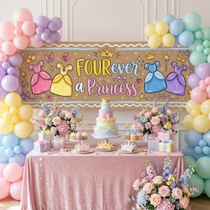 Puede incluir: Un cartel de fondo para fiestas con el texto "FOURever a Princess" e ilustraciones de cuatro vestidos coloridos y coronas. El cartel está rodeado por arcos de globos pastel en rosa, amarillo y azul, con un pastel en una mesa.
