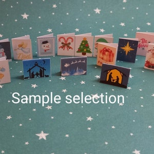 15 cartoline di Natale in scala 12 selezionate casualmente, perfette per case delle bambole, mini scene natalizie e progetti di artigianato.