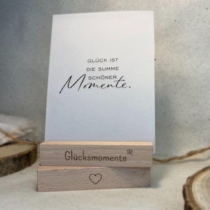 Kartenhalter Holz mit Gravur „Glücksmomente“ handgemacht – Kartenständer Herz Deko – Geschenk Foto Freundin Hochzeit Geburtstag Postkarten