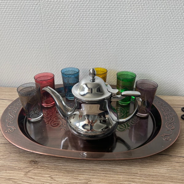 Service à thé marocain contenant un lot de 6 verres en verre, une théière inoxydable en acier et un plateau métallique inox.