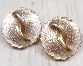 Élégantes boucles d'oreilles clip en métal doré texturé vintage des années 1970