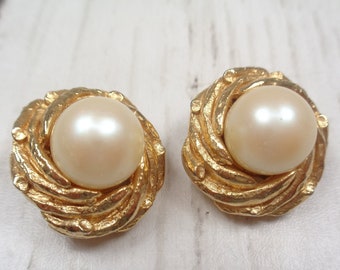 Vintage Gold-Tone Faux Pearl Clip-On Earrings | Elegant Design