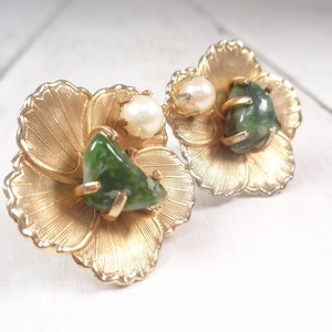 Vintage 60s Camelia Flower Brooch with Faux Pearls/Jade & Matching Screw Back Earrings. image 3