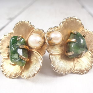 Vintage 60s Camelia Flower Brooch with Faux Pearls/Jade & Matching Screw Back Earrings. image 2