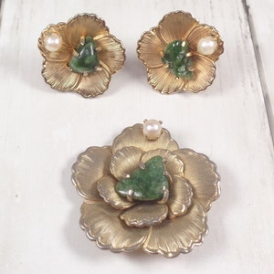 Vintage 60s Camelia Flower Brooch with Faux Pearls/Jade & Matching Screw Back Earrings. image 8
