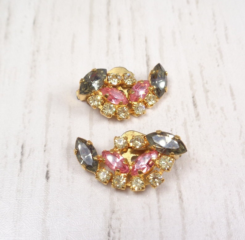 Elegant 1960s Vintage Gold Tone Clip-On Earrings with Pink, Grey and Clear Crystals image 3