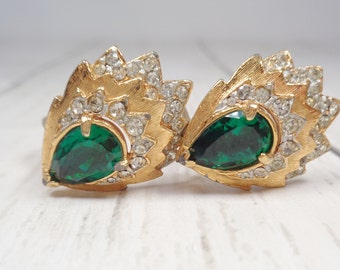 Élégantes boucles d'oreilles clip vintage dorées avec cristaux vert émeraude et transparents