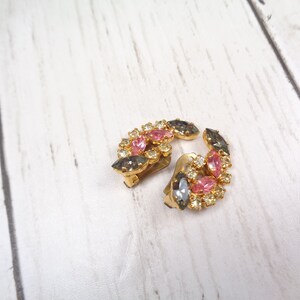 Elegant 1960s Vintage Gold Tone Clip-On Earrings with Pink, Grey and Clear Crystals image 7