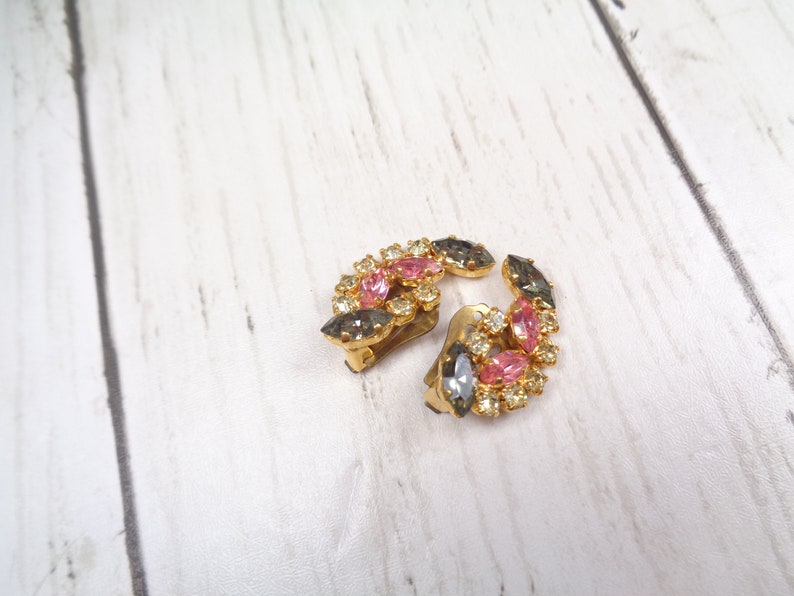 Elegant 1960s Vintage Gold Tone Clip-On Earrings with Pink, Grey and Clear Crystals image 7