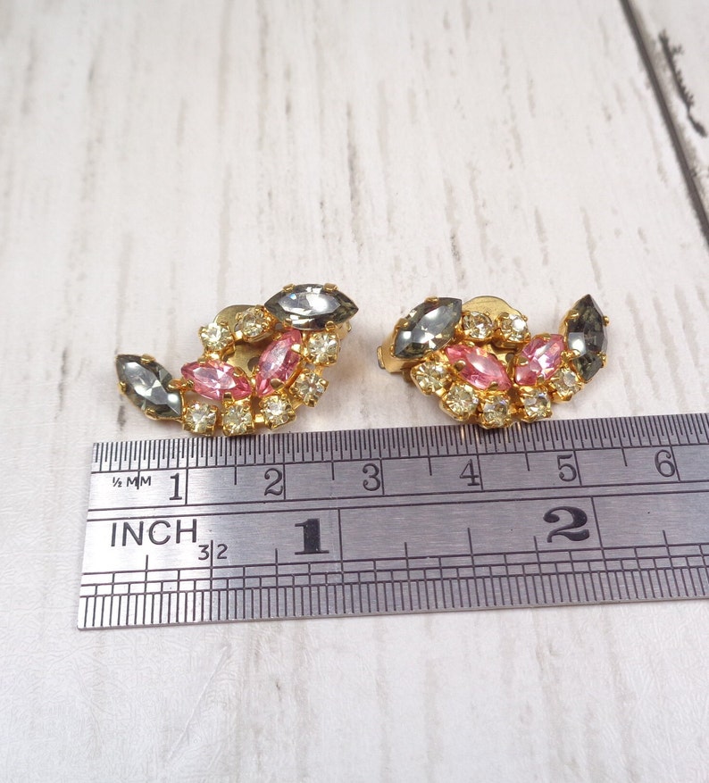 Elegant 1960s Vintage Gold Tone Clip-On Earrings with Pink, Grey and Clear Crystals image 4