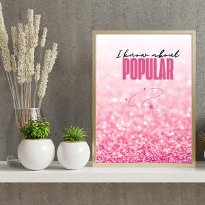 Pode incluir: Um fundo de glitter rosa com uma moldura dourada. O texto "I know about POPULAR" está escrito em letras pretas sobre um fundo rosa.