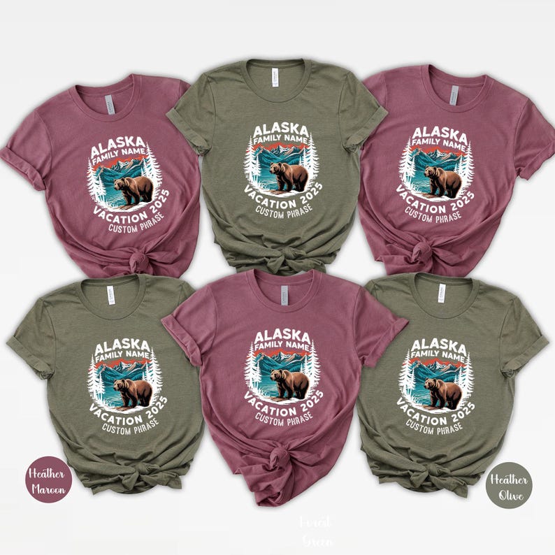 Peut inclure: Six t-shirts &agrave; manches courtes de couleurs marron, vert olive et rose, avec l'inscription "ALASKA FAMILY NAME VACATION 2025 CUSTOM PHRASE" et un motif d'ours. Les t-shirts sont en tissu doux.