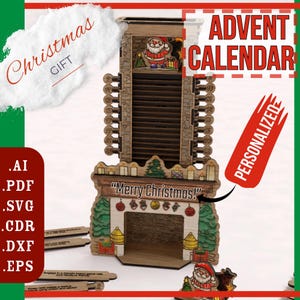 Może przedstawiać: Drewniany kalendarz adwentowy z motywem kominka. Kalendarz posiada komin z ponumerowanymi otworami, figurkę Świętego Mikołaja oraz napis "Merry Christmas!". Widoczne jest również słowo "Spersonalizowany".