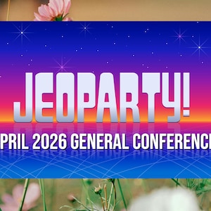 Könnte beinhalten: Eine weiße Keramik-Tasse mit schwarzem Henkel und dem Text "But First, Coffee" in fetter, schwarzer Schrift. Die Tasse steht vor einem neutralen Hintergrund, der ihr schlichtes Design hervorhebt.