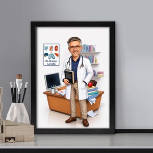 K&ouml;nnte beinhalten: Eine gerahmte Illustration eines Arztes mit grauem Haar und Brille, bekleidet mit einem wei&szlig;en Laborkittel, blauem Hemd und beigefarbener Hose. Der Arzt h&auml;lt ein Buch vor einem Schreibtisch aus Holz mit Computer, B&uuml;chern und einem Schild Dr. Gregor Lovato.