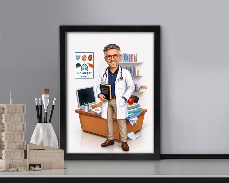 K&ouml;nnte beinhalten: Eine gerahmte Illustration eines Arztes mit grauem Haar und Brille, bekleidet mit einem wei&szlig;en Laborkittel, blauem Hemd und beigefarbener Hose. Der Arzt h&auml;lt ein Buch vor einem Schreibtisch aus Holz mit Computer, B&uuml;chern und einem Schild Dr. Gregor Lovato.