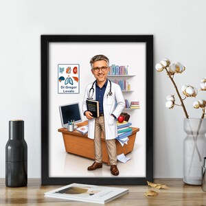 K&ouml;nnte beinhalten: Eine gerahmte Illustration im Cartoon-Stil eines Arztes in wei&szlig;em Kittel, blauem Hemd und beigefarbener Hose, der ein Buch h&auml;lt. Der Arzt steht in einem B&uuml;ro mit Schreibtisch, Computer und Regalen. An der Wand steht der Text Dr. Gregor Lovato.