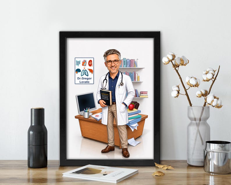 K&ouml;nnte beinhalten: Eine gerahmte Illustration im Cartoon-Stil eines Arztes in wei&szlig;em Kittel, blauem Hemd und beigefarbener Hose, der ein Buch h&auml;lt. Der Arzt steht in einem B&uuml;ro mit Schreibtisch, Computer und Regalen. An der Wand steht der Text Dr. Gregor Lovato.