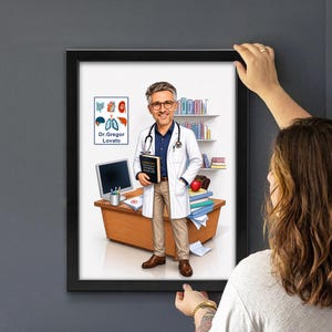 K&ouml;nnte beinhalten: Eine gerahmte Cartoon-Illustration eines Arztes mit grauem Haar und Brille, der einen wei&szlig;en Kittel tr&auml;gt und ein Buch mit dem Titel Internal Medicine h&auml;lt. Der Arzt steht an einem Schreibtisch aus Holz mit einem Schild Dr. Gregor Lovato.
