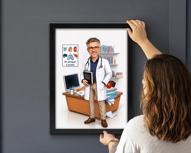 K&ouml;nnte beinhalten: Eine gerahmte Cartoon-Illustration eines Arztes mit grauem Haar und Brille, der einen wei&szlig;en Kittel tr&auml;gt und ein Buch mit dem Titel Internal Medicine h&auml;lt. Der Arzt steht an einem Schreibtisch aus Holz mit einem Schild Dr. Gregor Lovato.