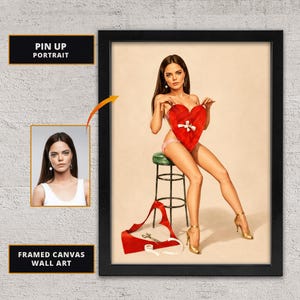Può includere: Un quadro su tela incorniciato raffigurante un ritratto pin-up di una persona seduta su uno sgabello verde, che tiene in mano un grande cuore rosso con un nastro bianco. L'opera include una piccola foto di riferimento e il testo PIN UP PORTRAIT.