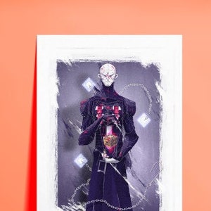 Puede incluir: Una ilustración digital de una persona con una túnica de color púrpura oscuro con un patrón de cadena. La persona sostiene un objeto rojo y blanco en sus manos. El fondo es gris oscuro con cuadrados blancos.