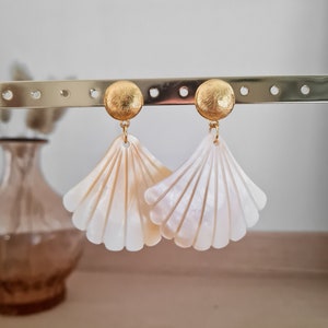 Mother-of-pearl shell pendant earrings image 2