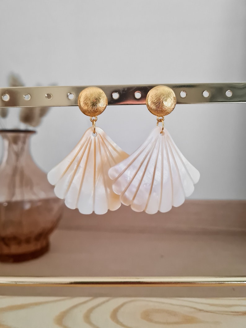 Mother-of-pearl shell pendant earrings image 2