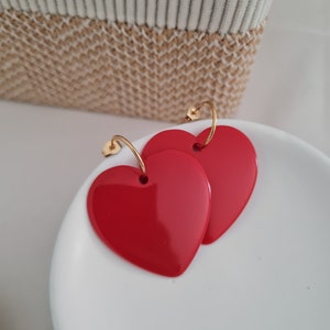 Boucles d'oreilles demi-créoles en acier inoxydable, pendentif coeur écru en résine, idée cadeau femme Rouge