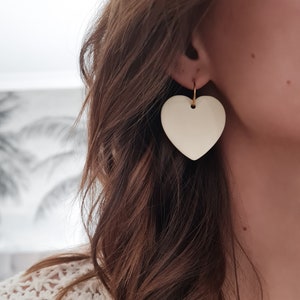 Boucles d'oreilles demi-créoles en acier inoxydable, pendentif coeur écru en résine, idée cadeau femme image 1