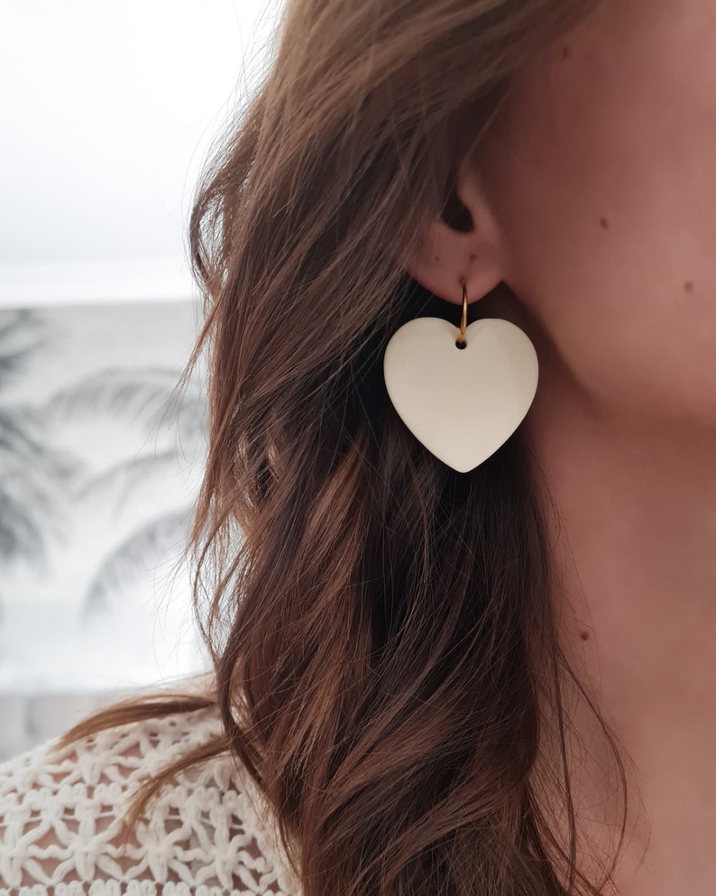 Boucles d'oreilles demi-créoles en acier inoxydable, pendentif coeur écru en résine, idée cadeau femme image 1