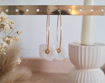 Stainless steel hoop earrings with mother-of-pearl flower