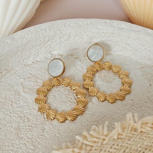 Round shell & mother-of-pearl earrings, in gold-plated stainless steel
