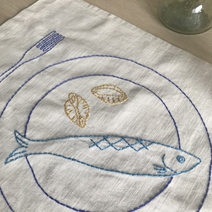 Hand-embroidered linen placemat for pasta lovers featuring a plate with fish and conchiglioni,knife and fork.Pasta party.Gift Italian style