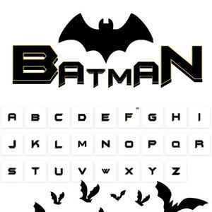 Puede incluir: Gráfico negro y amarillo de la palabra "BATMAN" con una silueta de murciélago negro sobre la palabra. Las letras están en una fuente en negrita y de bloque. Debajo del gráfico hay un gráfico de alfabeto blanco con letras negras.