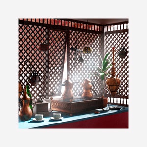 Peut inclure: Un ensemble de thé turc traditionnel avec des théières et des tasses en cuivre, un narguilé et un écran en treillis de bois. Les théières sont sur un plateau en cuivre avec un motif décoratif. Les tasses sont sur une surface bleue. Le narguilé est en arrière-plan.