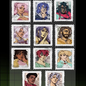 以下が含まれることがあります： 「Fields of Mistria Clear Sticker Sheet」と題された透明なステッカーシート。切手風のステッカーが11枚並んでおり、それぞれ異なる髪色、顔立ち、服装をしたキャラクターのイラストが描かれています。