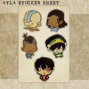K&ouml;nnte beinhalten: Ein Stickerbogen mit Cartoon-Illustrationen von Charakteren aus Avatar: Der Herr der Elemente. Der Bogen enth&auml;lt f&uuml;nf Charakteraufkleber mit unterschiedlichen Gesichtsz&uuml;gen und Kleidung, vor einem beigefarbenen Hintergrund. Der Text "ATLA STICKER SHEET" steht oben.