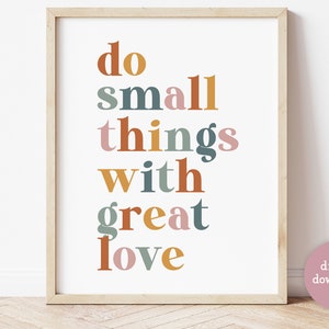 Puede incluir: Una impresión enmarcada con el texto "do small things with great love" en una fuente retro colorida. Las palabras están en diferentes colores, incluyendo naranja, amarillo, rosa, azul y marrón. La impresión está sobre un fondo blanco y está enmarcada en un marco de madera claro.