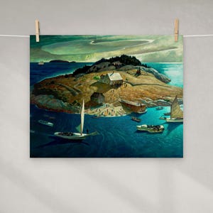 Pode incluir: Uma pintura de paisagem retratando uma ilha costeira com edifícios, barcos e figuras. A obra de arte apresenta uma representação detalhada do terreno da ilha, da água circundante e do céu com formações de nuvens dramáticas. Vários veleiros e barcos menores são visíveis.