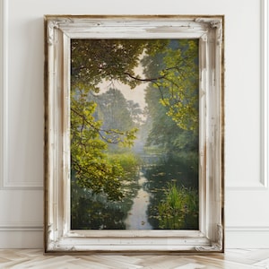 Può includere: Un dipinto ad olio incorniciato che rappresenta una tranquilla scena di bosco con un fiume sinuoso che scorre al centro. Alberi verdi e rigogliosi costeggiano le rive del fiume, creando un'atmosfera di pace e serenità. Il dipinto è incorniciato in una cornice bianca invecchiata.