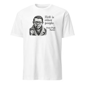 Könnte beinhalten: Weißes T-Shirt mit einer Schwarz-Weiß-Illustration von Jean-Paul Sartre mit Pfeife. Der Text "Die Hölle, das sind die anderen - Jean-Paul Sartre" ist auf dem Shirt aufgedruckt, ein Statement.